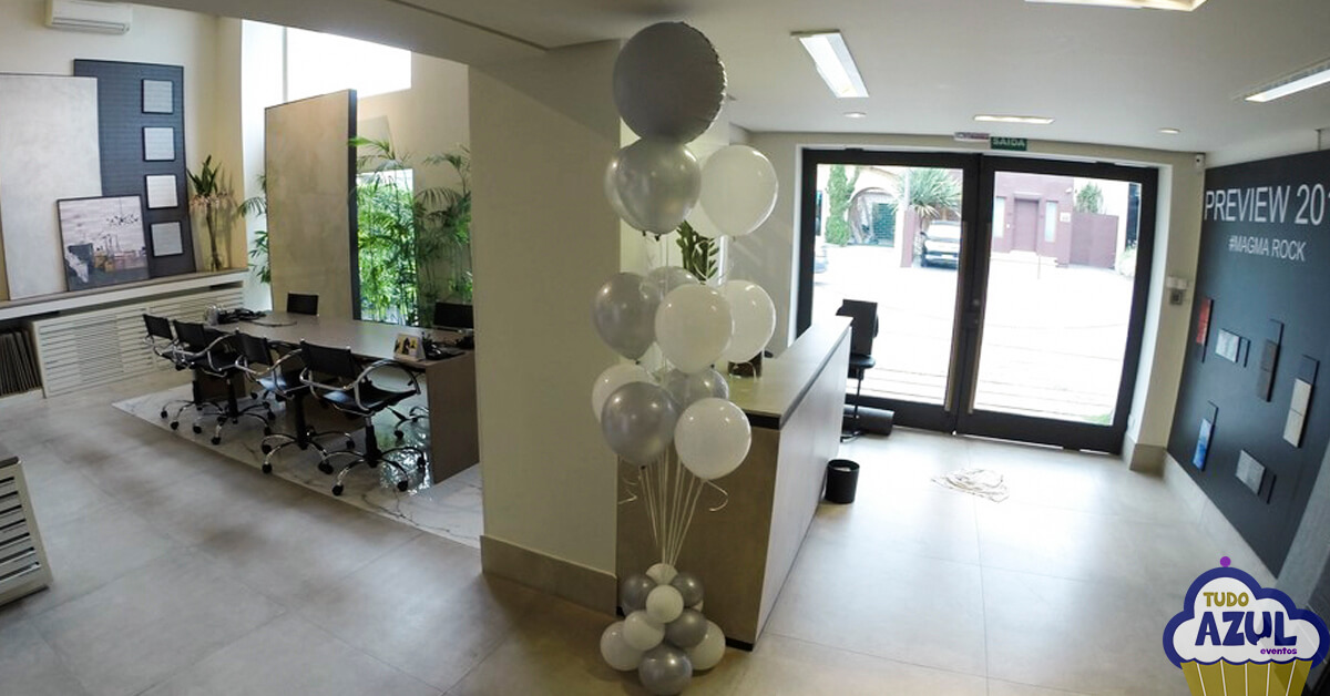 bouquet de baloes com gas helio cinza e branco