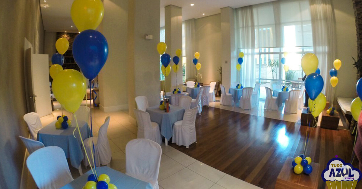 centro de mesa com baloes com gas helio amarelo e azul