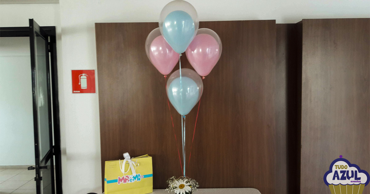 centro de mesa com baloes com gas helio rosa e azul